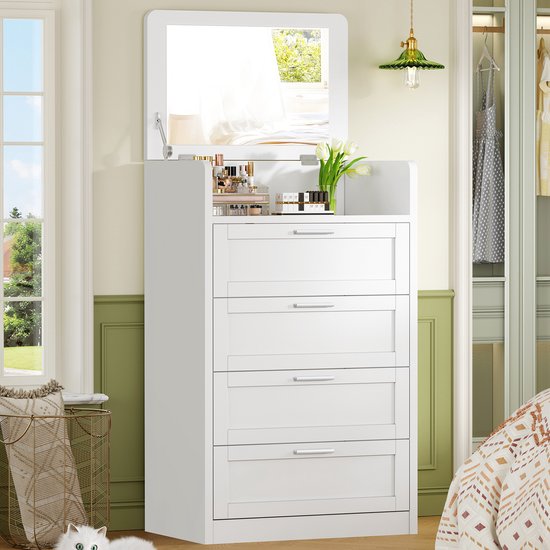 Commode blanche avec miroir, cosmétiques et fleurs sur le dessus.