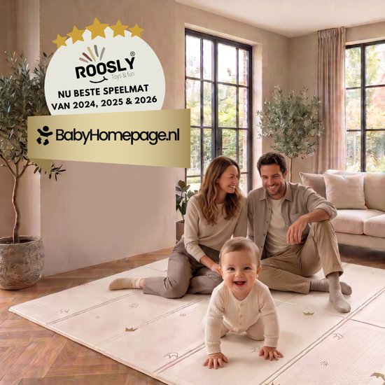 Beige speelmat met gouden kronen, model KING. Gezin met baby op de mat in een woonkamer.
