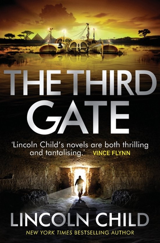 Boekomslag: 'THE THIRD GATE' door LINCOLN CHILD. Boven: een futuristische stad bij zonsondergang. Beneden: een man loopt een verlichte tombe in.