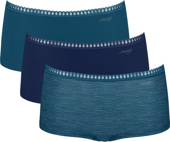 Set van drie broekjes in blauw- en groentinten, met horizontale ribbelstructuur en kanten randen.