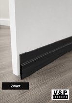 Zwarte tochtstrip onder een witte deur op een houten vloer. Logo V&P PRODUCTS.