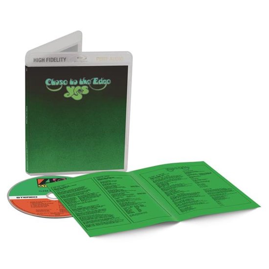 Blu-ray hoesje met "Close to the Edge YES" op de voorkant. Een CD en groen boekje liggen ernaast.