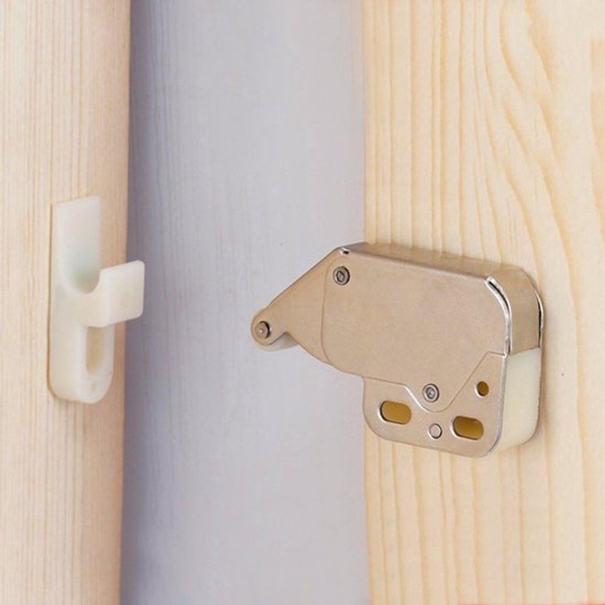 Automatische Drukknop Deurvergrendeling met Latch Mechanisme voor Gemakkelijk Openen en Sluiten van Kasten