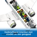 Gedetailleerd interieur van een passagiersvliegtuig met groene en blauwe stoelen, minifiguren en een gangpad.