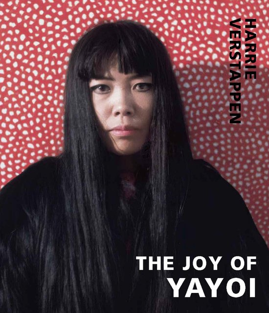 Boek "The Joy of Yayoi" met een portret van Harrie Verstappen tegen een rode achtergrond met witte stippen.