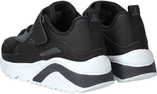 Achterkant van een paar zwarte Skechers sneakers. Witte zolen met grijze gestreepte accenten. 'S' logo op de zijkant en driehoek op de hiel.
