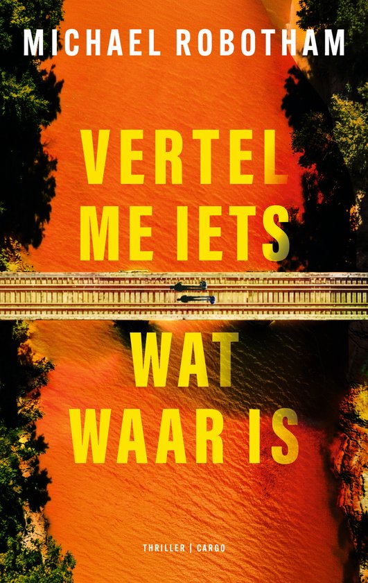 Boekcover met de titel 'Vertel me iets wat waar is' door Michael Robotham. Een brug over een oranje rivier, omringd door bomen.
