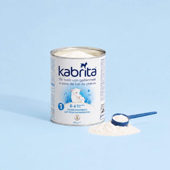 Een blik Kabrita zuigelingenmelk met geitenmelk en een schepje melkpoeder ernaast.