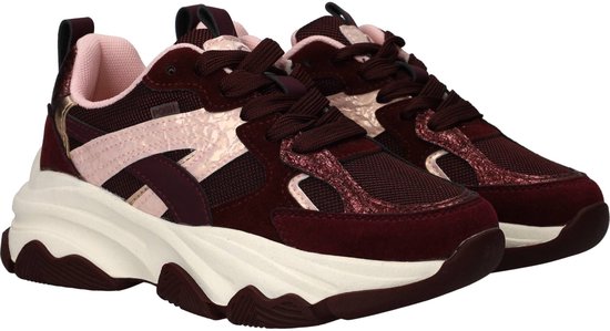 Bordeauxrode sneakers met roze accenten, metallic details en een dikke witte zool.