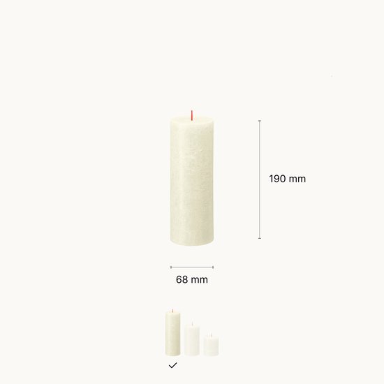 Een grote ivoorkleurige kaars van 190 mm hoog en 68 mm breed.
