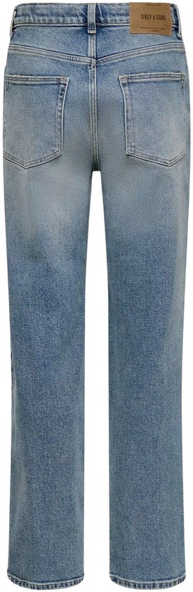 Achterkant van een lichtblauwe jeans met rechte pijpen en een wassing.