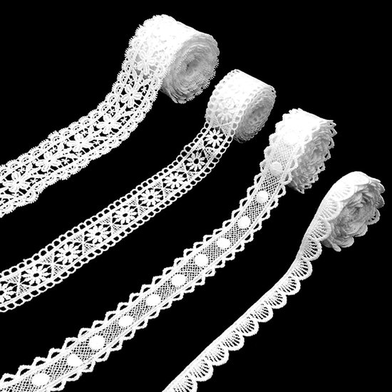 Vier rollen witte guipure kant trim met verschillende patronen: bloemen, bolletjes, geometrisch, golvend.