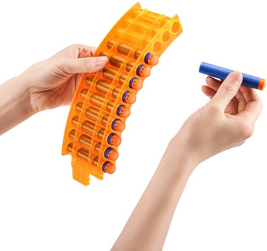 Twee handen laden een oranje magazijn met blauwe en oranje pijltjes.