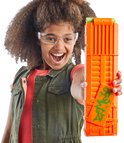 Meisje met beschermende bril houdt een felgekleurd oranje Nerf-magazijn omhoog, versierd met groen zombie-opschrift.