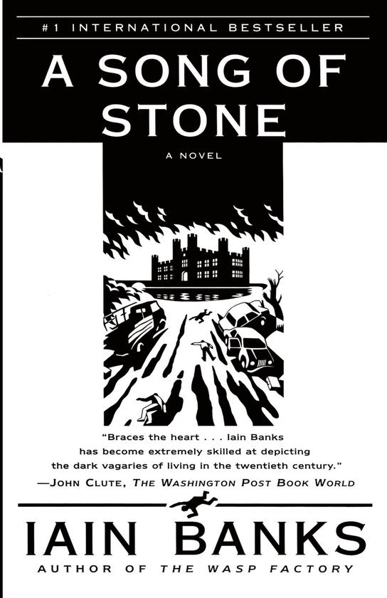 Boekomslag "A Song of Stone". Een zwart-witte illustratie van een kasteel met rook boven een weg vol met auto's en figuren. Titel en auteur bovenaan en onderaan.