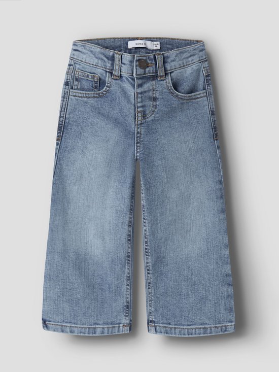 Blauwe spijkerbroek voor meisjes, voorkant, wijd model met steekzakken en merklabel.