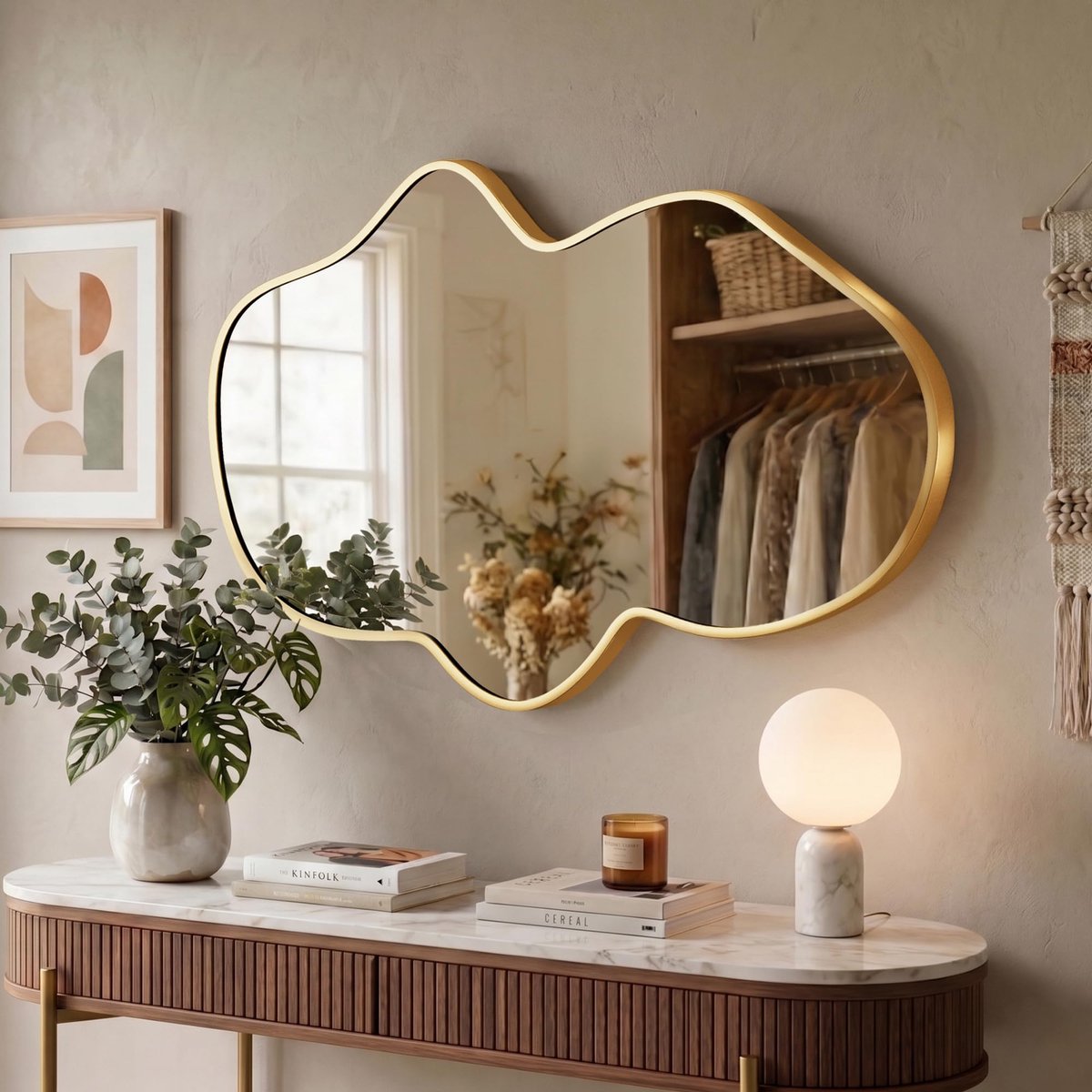Spiegel met metalen frame in onregelmatige vorm, decoratieve designspiegel