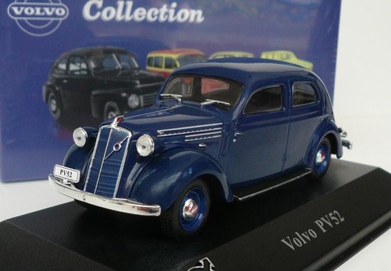 Donkerblauwe schaalmodel van een Volvo PV52 met "PV52" op kentekenplaat, op een zwarte standaard. Blauwe achtergrond met "Volvo Collection".
