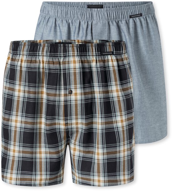 Deux boxers : un à carreaux (marron, blanc, bleu clair) et un boxer bleu clair uni tissé. Les deux avec ceinture élastique.