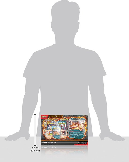 Een man staat naast een Pokémon Charizard EX Special Collection box, 22.9 cm hoog.