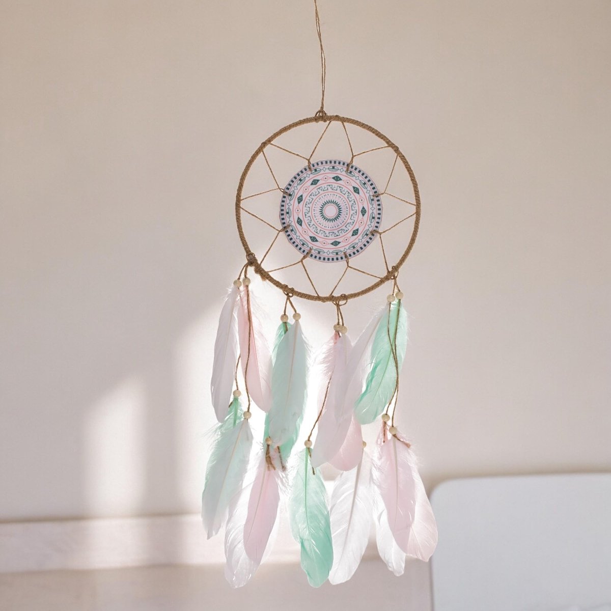 Dailygoods- Dromenvanger met mandala - Pastelkleurige veren - Boho-decoratie - 20 x 50 cm - Rustgevende sfeer - Vangt slechte dromen - Droomvanger