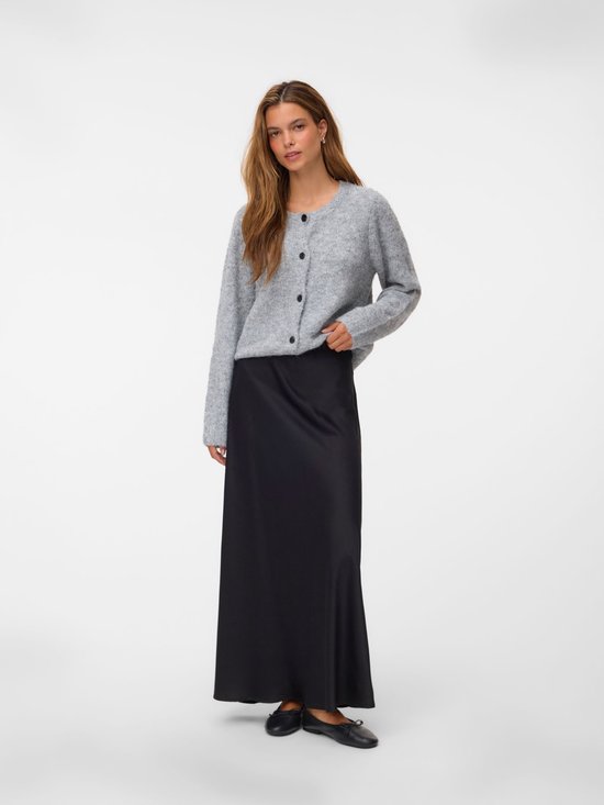 Mannequin portant un cardigan en tricot gris et une jupe longue noire en satin.