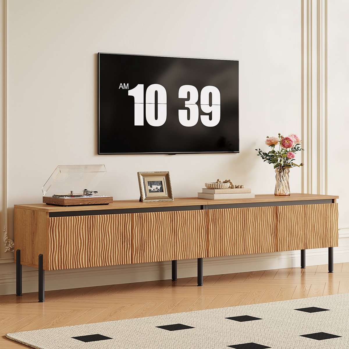 KOMHTOM TV-meubel - Lowboard met 4 Golvende Deuren - Zwart Metalen Poten - Gesloten Opbergruimte met Kabeldoorvoer - Woonkamer TV-kast - Modern Design - PB+MDF Corpus