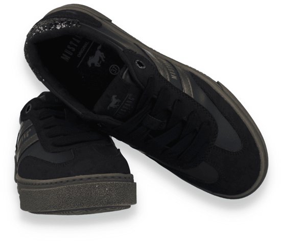 Zwarte Mustang sneakers met glitterdetail, bronzen strepen en "Mustang Original" op de binnenzool.