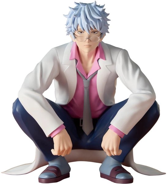 Ginpachi Sakata figuur in witte labjas, roze shirt, grijze das en blauwe broek, gehurkt.