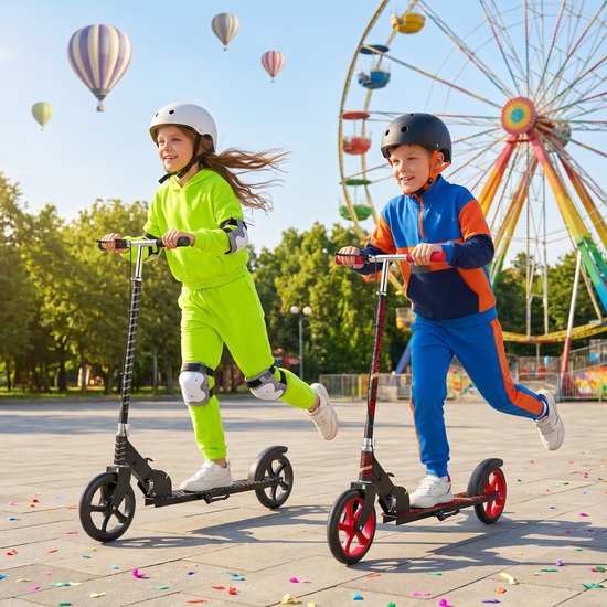 Twee kinderen op steps bij een kermis met reuzenrad en luchtballonnen.