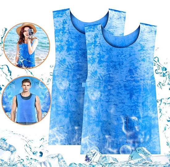 Twee blauwe koelvesten met een patroon. Links: vrouw op strand en man met koelvest.