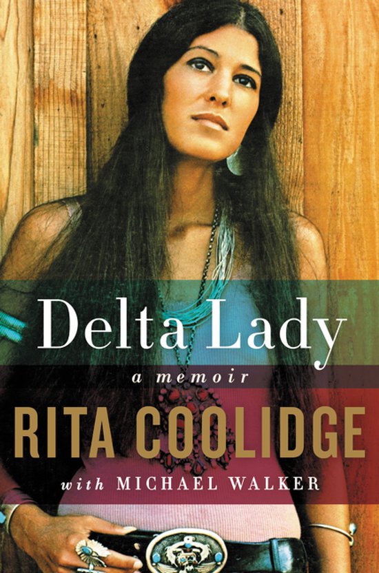 Boekomslag van 'Delta Lady', een memoires van Rita Coolidge. Een vrouw met lang donker haar en sieraden staat voor een houten achtergrond.