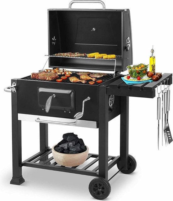 Zwarte barbecue met eten op de grill, kolen, en een salade op de zijtafel.