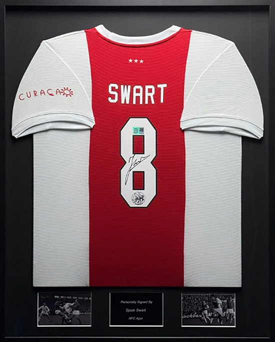Ingelijst Ajax thuisshirt met de naam SWART en nummer 8, persoonlijk gesigneerd door Sjaak Swart. Met 'CURACAO' logo.