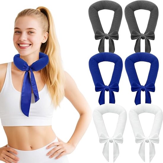 Vrouw draagt blauwe, opgevulde koelsjaal met strik. Vier paar koelsjaals in grijs, blauw, wit.