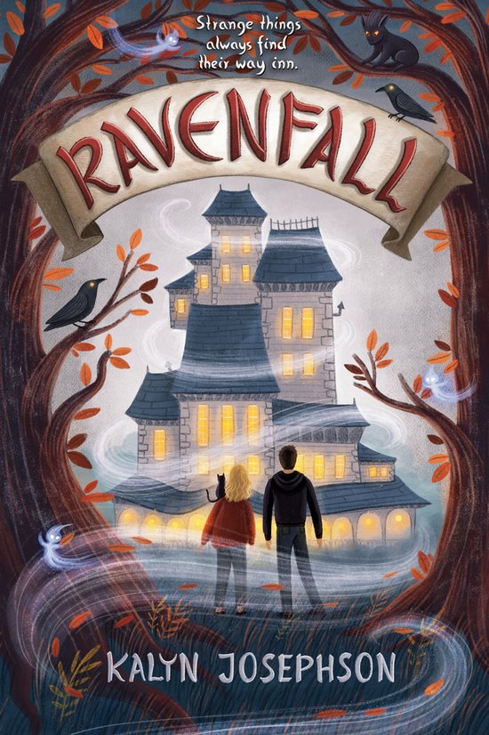 De cover van het boek 'Ravenfall' toont een spookhuis in de herfst, met twee kinderen en een kat die ervoor staan. Vogels en geesten zweven eromheen.