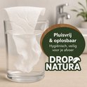 Een rol wit wc-papier hangt in een glas water, met de tekst "Pluisvrij & oplosbaar".