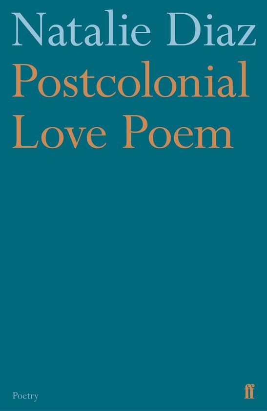 Couverture du livre 'Postcolonial Love Poem' par Natalie Diaz, avec des lettres orange et bleu clair sur fond bleu.