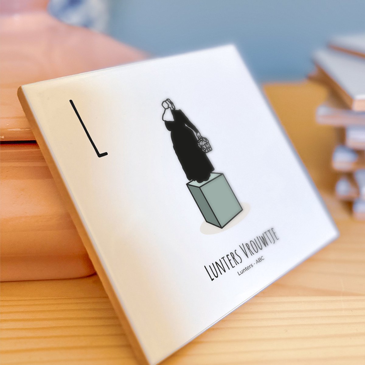 Lunters Vrouwtje - ABC tegeltje Lunteren - Keramiek met Handgetekende Illustratie - Wanddecoratie - Woondecoratie - Relatiegeschenk - Souvenir - 10,8 x 10,8 cm