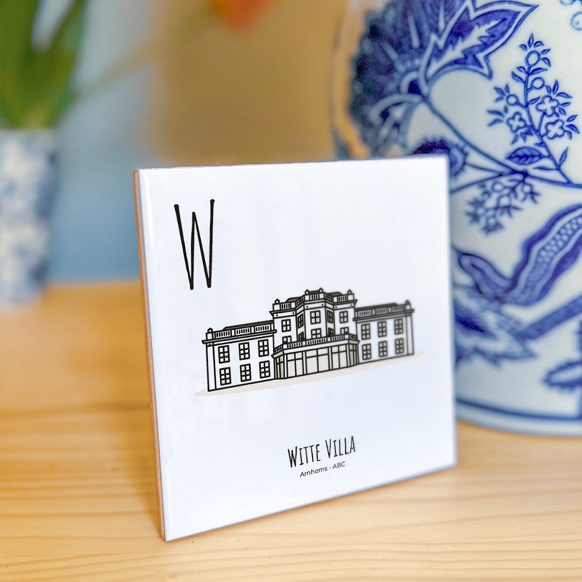 Witte Villa - ABC tegeltje Arnhem - Keramiek met Handgetekende Illustratie - Wanddecoratie - Woondecoratie - Relatiegeschenk - Souvenir - 10,8 x 10,8 cm