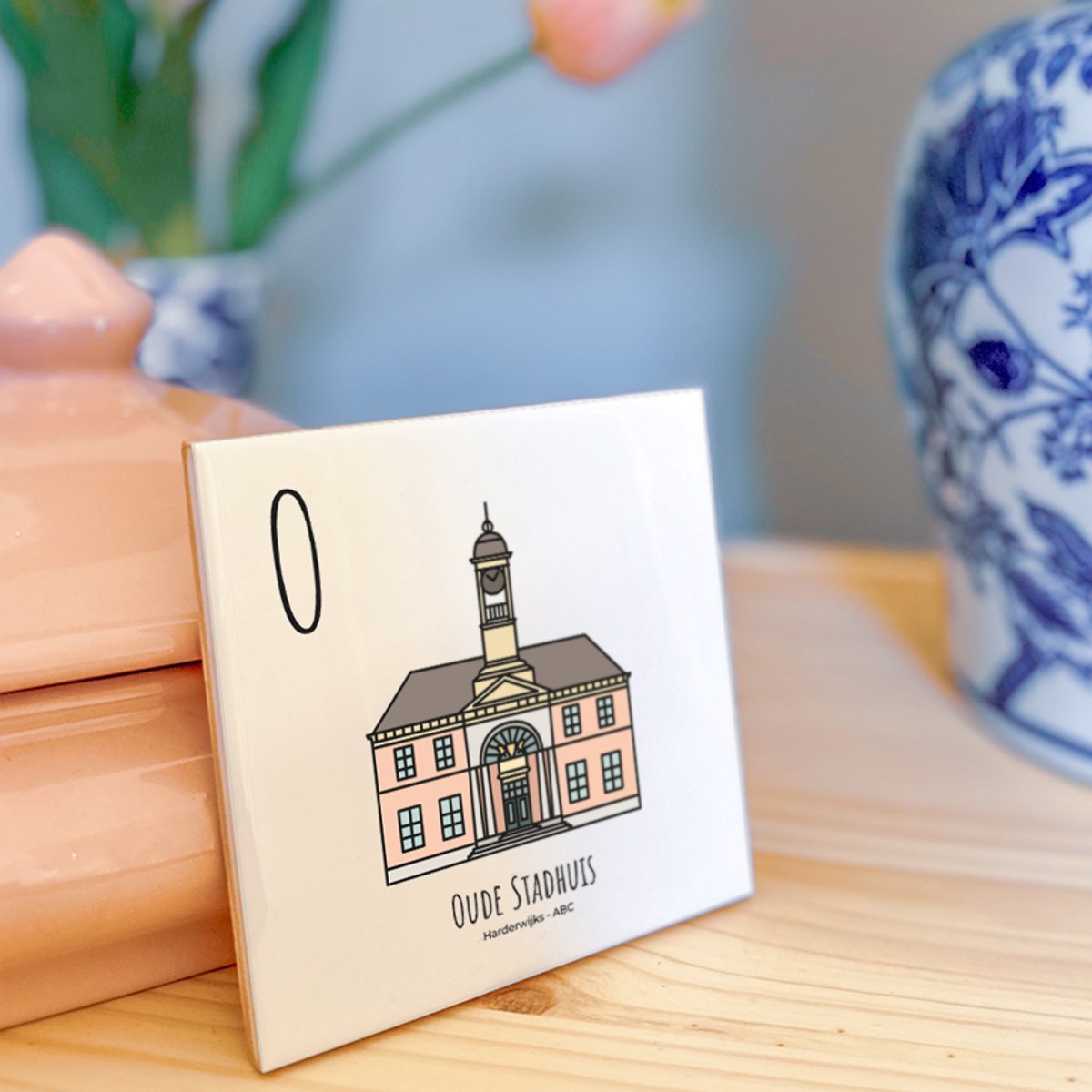 Oude Stadhuis - ABC tegeltje Harderwijk - Keramiek met Handgetekende Illustratie - Wanddecoratie - Woondecoratie - Relatiegeschenk - Souvenir - 10,8 x 10,8 cm