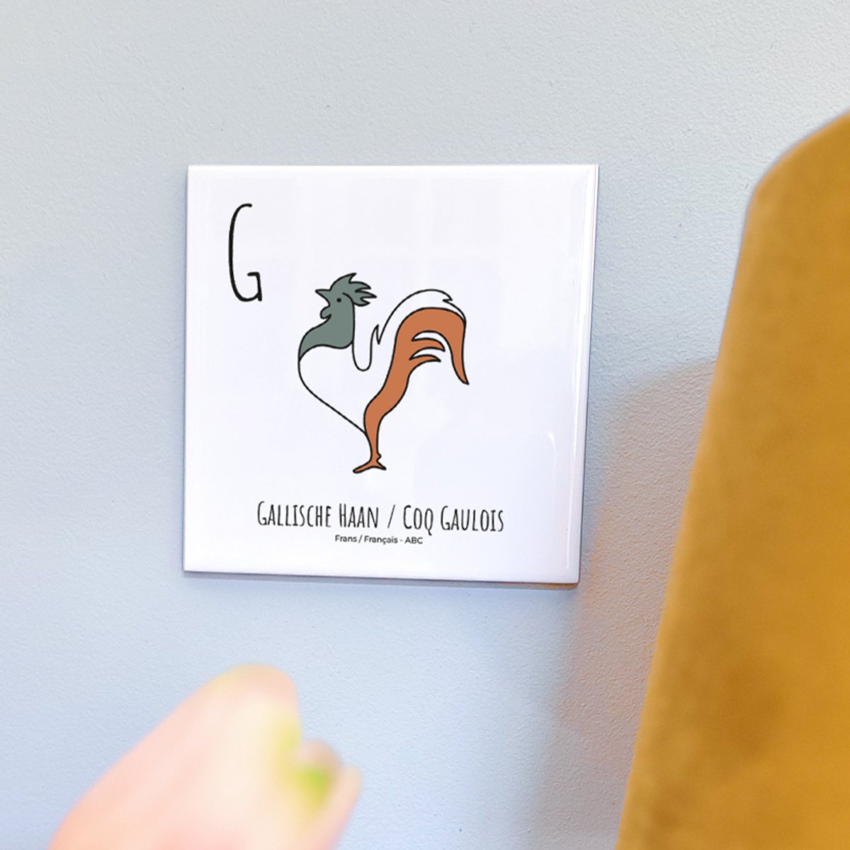 Gallische Haan / Coq Gaulois - ABC tegeltje Frankrijk-France - Keramiek met Handgetekende Illustratie - Wanddecoratie - Woondecoratie - Relatiegeschenk - Souvenir - 10,8 x 10,8 cm