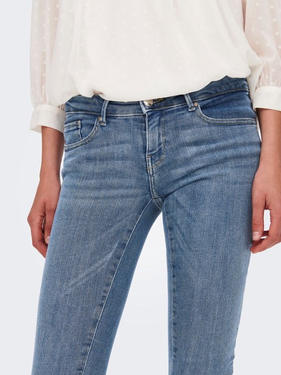 Detail van de voorkant van een lichtblauwe skinny jeans.