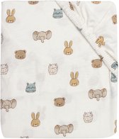 Wit hoeslaken met een print van beige en blauwe dierenkoppen: beren, konijnen, olifanten en nijlpaarden. De hoek is zichtbaar.