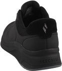 Achterkant van een zwarte Skechers sneaker met veters. Hielkap van suède met logo.