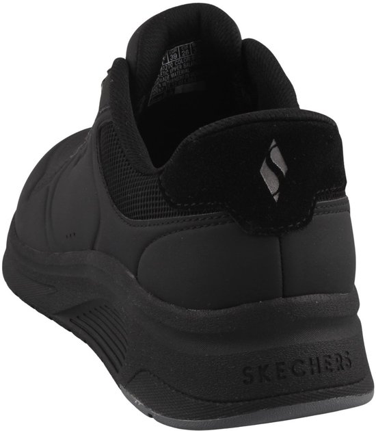 Achterkant van een zwarte Skechers sneaker met veters. Hielkap van suède met logo.