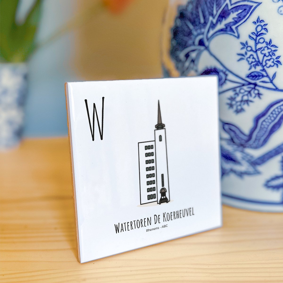 Watertoren De Koerheuvel - ABC tegeltje Rhenen - Keramiek met Handgetekende Illustratie - Wanddecoratie - Woondecoratie - Relatiegeschenk - Souvenir - 10,8 x 10,8 cm