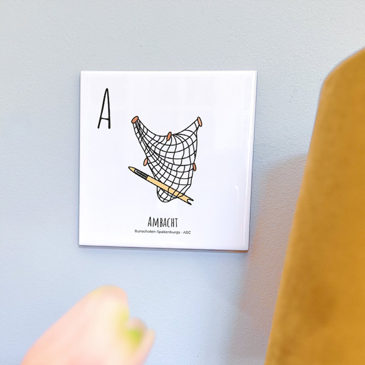 Ambacht - ABC tegeltje Bunschoten-Spakenburg - Keramiek met Handgetekende Illustratie - Wanddecoratie - Woondecoratie - Relatiegeschenk - Souvenir - 10,8 x 10,8 cm