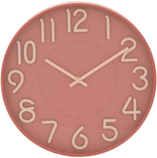 Een roze ronde klok met grote, crème cijfers en beige wijzers. De wijzers wijzen 10:10.