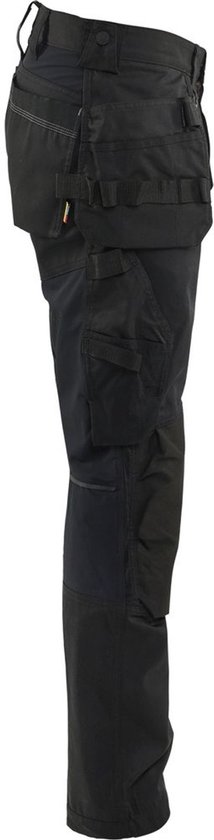 Vue latérale d'un pantalon de travail noir avec de nombreuses poches et genouillères noires.